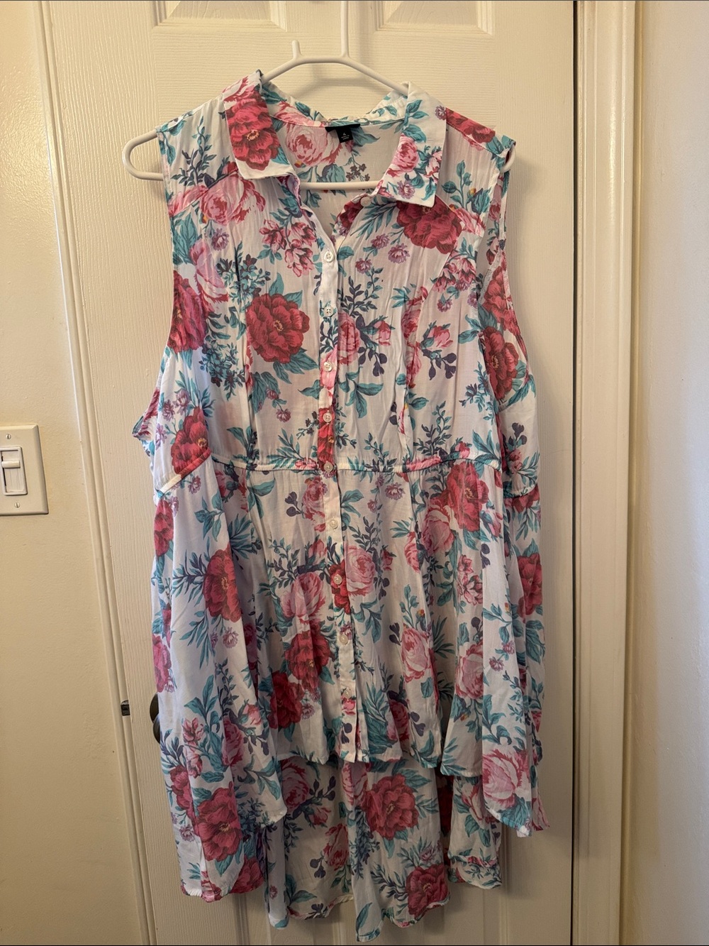 Sleeveless White Floral Button-Front Tunic with Pink Roses